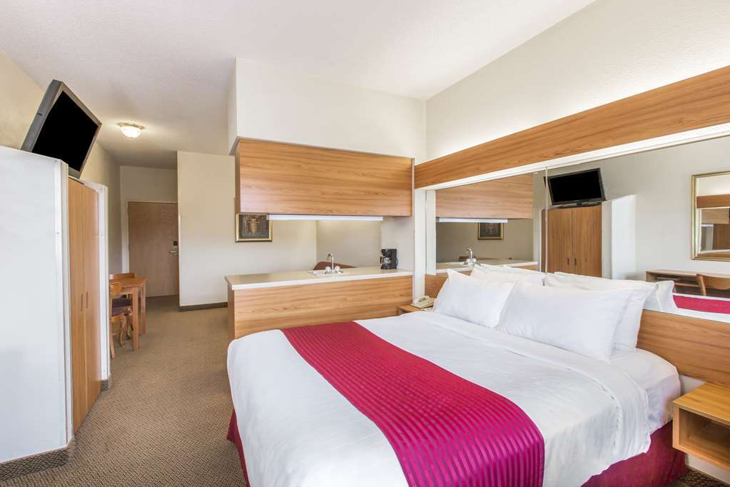 Quality Inn & Suites Robbinsville Room photo